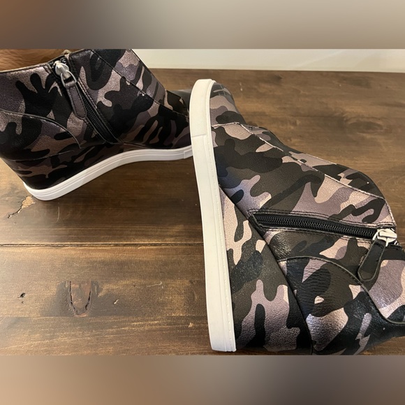New Linea Paola Metallic Wedge Camo Sneakers Pull On Slip On Shoes sz 12 - Picture 3 of 5